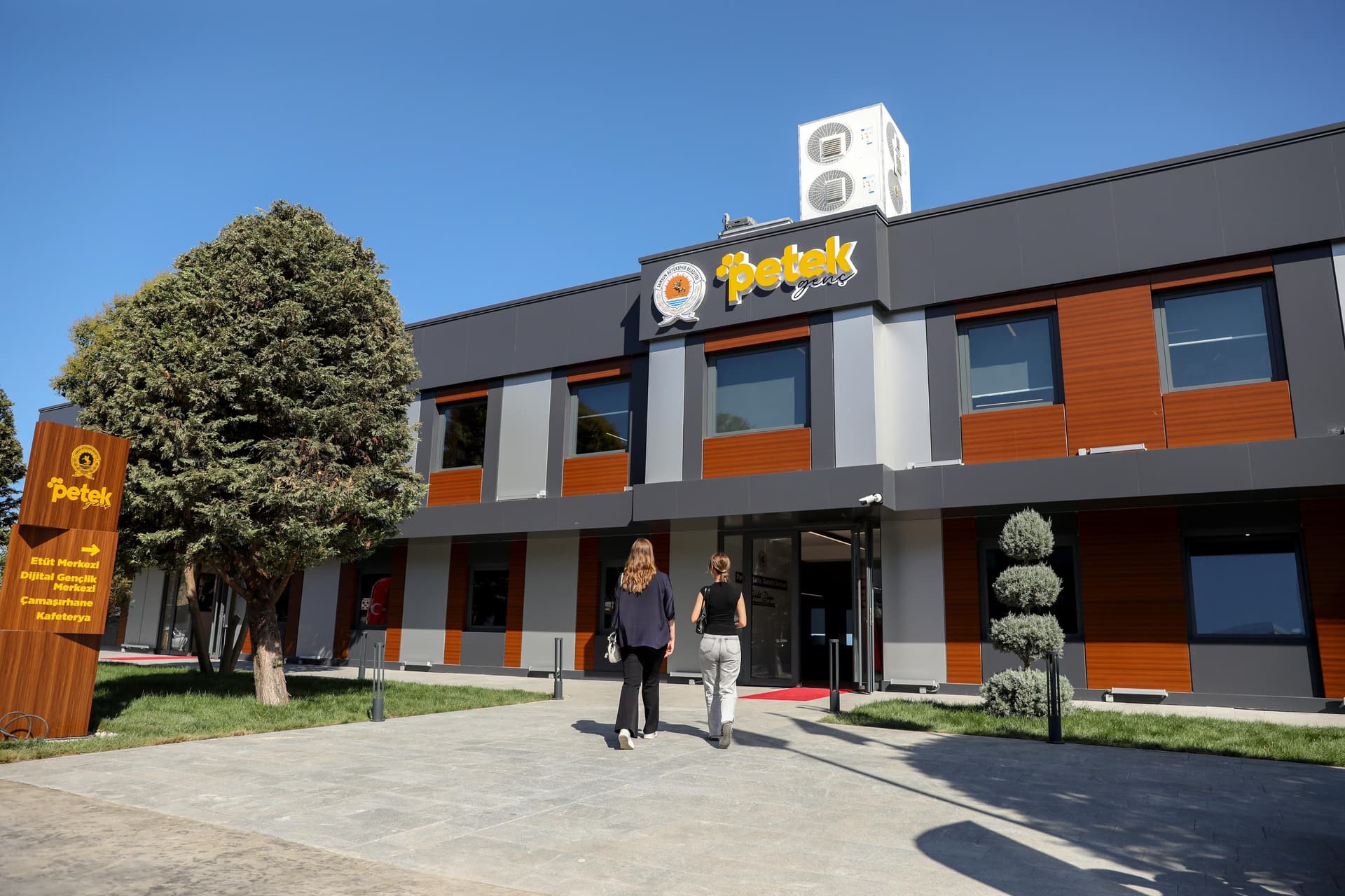 GENÇLERİN GÖZDE MEKANI PETEK GENÇ BİR YILINI GERİDE BIRAKTI BİR YILDA 176 BİN 27 KİŞİYE HİZMET VERDİ