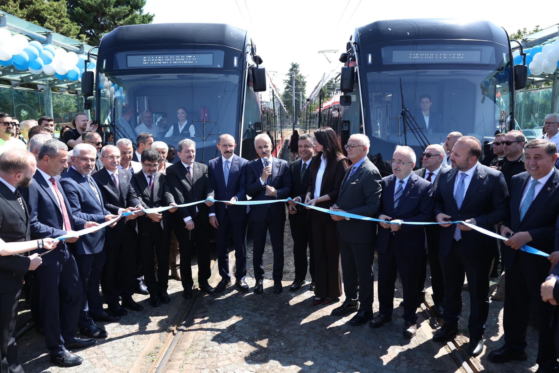 YOLCU TAŞIMAYA BAŞLAYAN YENİ TRAMVAYLAR GÖZ DOLDURDU