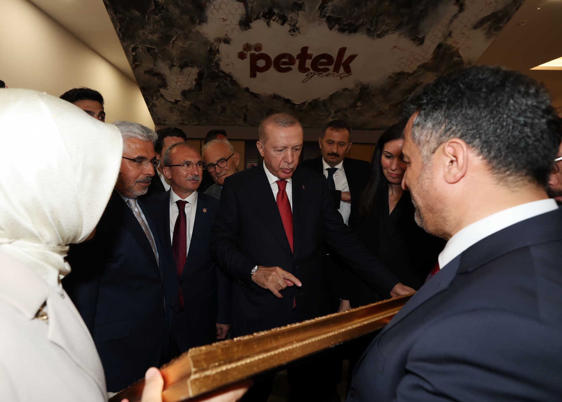 PETEK GENÇ CUMHURBAŞKANI ERDOĞAN’I AĞIRLADI