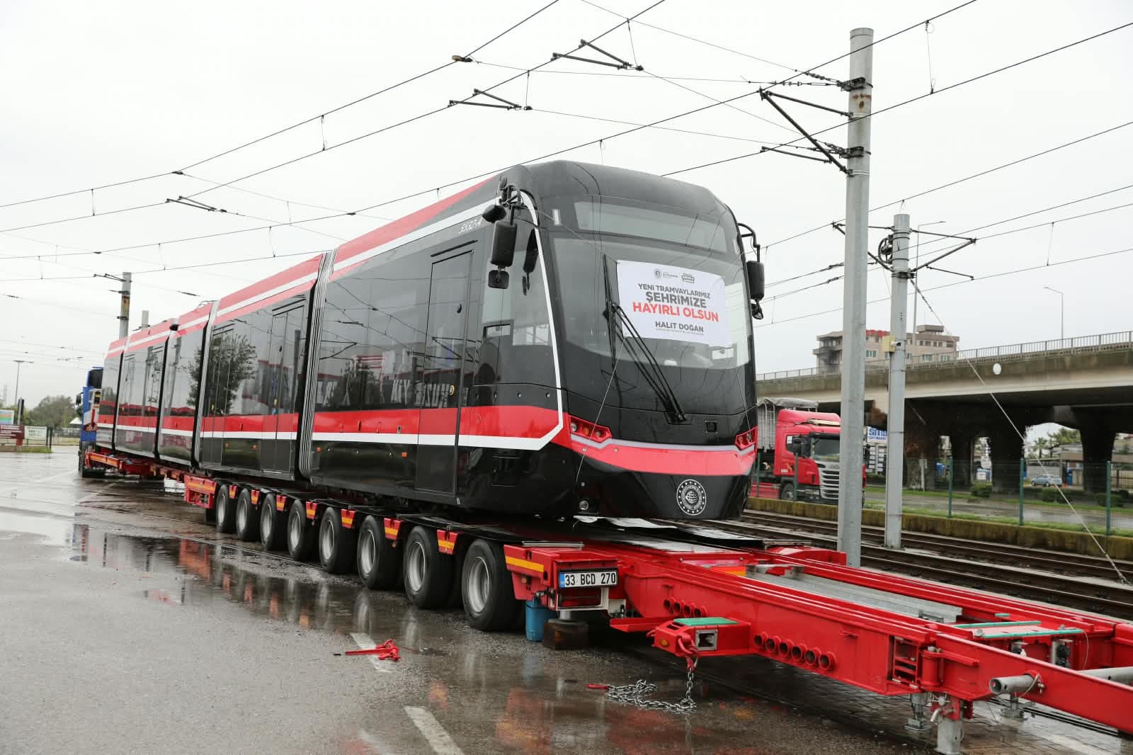 SAMSUN’UN TOPLU TAŞIMA FİLOSU GÜÇLENİYOR 12 YENİ TRAMVAYDAN ÜÇÜNCÜSÜ DE SAMSUN’A GELDİ